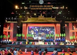 Sôi động Lễ hội Ok-Om-Bok và Đua ghe Ngo Cần Thơ 2025