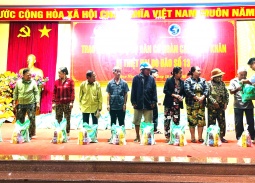 Hội Nghệ nhân và Thương hiệu Việt Nam trao 300 suất quà hỗ trợ người dân vùng bị thiệt hại do mưa lũ