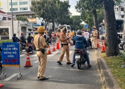 Cảnh sát giao thông mở cao điểm, kiểm tra nồng độ cồn dịp Tết Nguyên đán Bính Ngọ