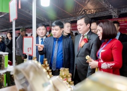 Hương vị biển 'hút khách' tại Hội chợ Việt - Trung Tuyên Quang 2025