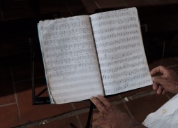 Người “thổi hồn” âm nhạc qua những cây đàn vĩ cầm 