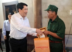 Bộ Nội vụ hướng dẫn tặng quà của Chủ tịch nước nhân dịp Tết Bính Ngọ 2026