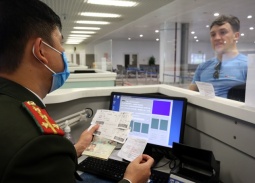 Thực hiện đề nghị cấp thẻ miễn thị thực đặc biệt cho người nước ngoài bảo đảm đúng đối tượng, tiêu chí