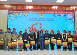 Phó Chủ nhiệm Ủy ban Văn hóa và Xã hội của Quốc hội Triệu Thế Hùng thăm, tặng quà Tết cho đoàn viên, người lao động tại Hải Phòng. 