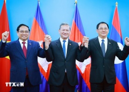 Thủ tướng ba nước Việt Nam - Campuchia - Lào họp triển khai kết quả cuộc gặp giữa người đứng đầu ba Đảng