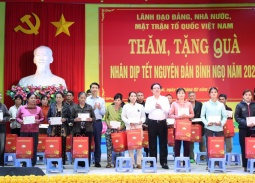 Phó Thủ tướng Hồ Quốc Dũng thăm, tặng quà Tết gia đình chính sách, công nhân khó khăn tại Gia Lai
