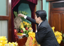 Chủ tịch nước Lương Cường dâng hương tưởng niệm Chủ tịch Hồ Chí Minh tại Nhà 67