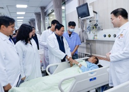 Thủ tướng thăm, chúc Tết các bác sĩ, người bệnh tại Bệnh viện Bạch Mai, Việt Đức