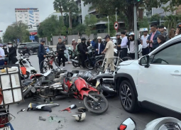Ô tô tông 10 xe máy chờ đèn đỏ ở Hải Phòng, 13 người bị thương