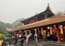 Hàng ngàn người đội mưa dự khai hội chùa Hương 2026