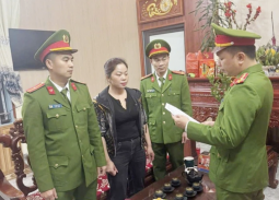 Bắt khẩn cấp người phụ nữ thu tiền gửi xe trái phép người đi lễ đầu năm