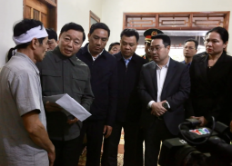 Phó Thủ tướng Trần Hồng Hà đến thăm hỏi gia đình nạn nhân vụ chìm tàu hồ Thác Bà
