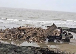 Thanh Hóa: Ngang nhiên chở chất thải đổ ra bãi biển