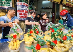 Thị trường Rằm tháng Giêng 2026: Thực phẩm dồi dào, dịch vụ đặt cỗ 'hút khách'