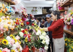 Hoa tươi tăng nhiệt, combo quà tặng 'hot trend' lên ngôi dịp lễ 8/3