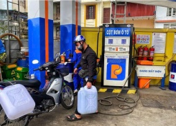 Xuất hiện tình trạng người dân Campuchia, Lào sang Việt Nam mua xăng dầu