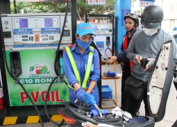 Giá xăng dầu hôm nay 13/3: Xăng RON 95 tăng, giá dầu thế giới vượt ngưỡng 100 USD