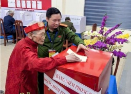 Những cử tri “đặc biệt” gây xúc động trong ngày hội bầu cử