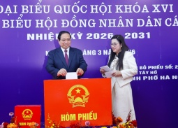 Thủ tướng cùng cử tri bỏ phiếu bầu cử tại phường Tây Hồ, Hà Nội