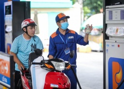 Giá xăng RON 95 vượt 30.000 đồng/lít, dầu hỏa tăng gần 9.000 đồng