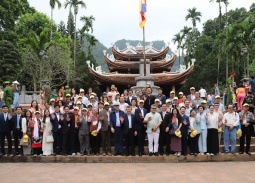 Gần 400 đại biểu quốc tế ấn tượng với vẻ đẹp di sản chùa Hương