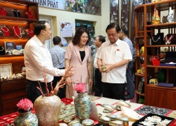 Phó Chủ tịch Quốc hội Lê Minh Hoan về thăm làng nghề xã Chuyên Mỹ, Hà Nội