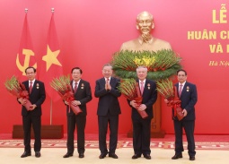 Thủ tướng Phạm Minh Chính nhận Huân chương Quân công hạng Nhất