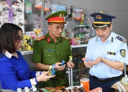 Hà Tĩnh kiểm tra, xử phạt các cửa hàng kinh doanh hàng hóa không rõ nguồn gốc trước các cổng trường học