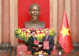 Bàn giao công tác giữa Tổng Bí thư, Chủ tịch nước Tô Lâm và nguyên Chủ tịch nước Lương Cường