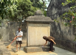 Bia cổ hơn 300 năm ở Thanh Hóa thành tường rào nhà dân