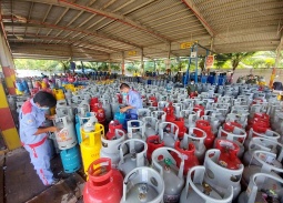 Thị trường gas hạ nhiệt, giá bán lẻ giảm mạnh tới 30.000 đồng/bình 12kg