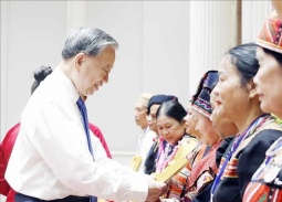 Tổng Bí thư, Chủ tịch nước Tô Lâm gặp mặt người có uy tín tiêu biểu, khẳng định vai trò “cột mốc sống” của văn hóa