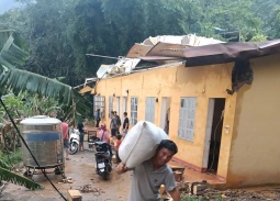 Lào Cai: 20 phút giông lốc, hàng chục ngôi nhà tốc mái