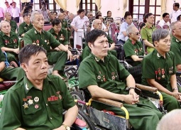 Thủ tướng yêu cầu hoàn thành trao quà cho người có công trước ngày 28/4