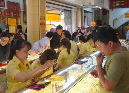 Giá vàng hôm nay 5/5: Thế giới 'rơi tự do', trong nước giảm mạnh