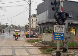 Từ 15/5, ô tô vượt rào chắn đường sắt bị phạt đến 20 triệu đồng