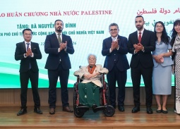 Nguyên Phó Chủ tịch nước Nguyễn Thị Bình nhận Huân chương “Ngôi sao Công trạng” của Nhà nước Palestine