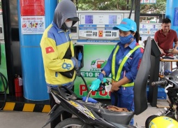Xăng sinh học E10 giảm mạnh hơn 1.300 đồng/lít