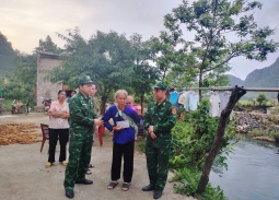 Đồn Biên phòng Ngọc Côn cứu hộ công dân gặp nạn trên sông Quây Sơn