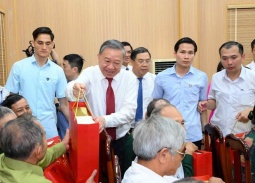 Tặng quà cho hơn 1,56 triệu người có công dịp 79 năm ngày Thương binh-Liệt sỹ