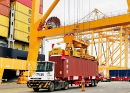 Nhập khẩu bứt tốc, cán cân thương mại thâm hụt gần 17 tỷ USD