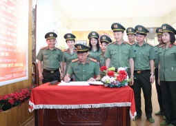 Đoàn đại biểu Công an tỉnh Ninh Bình tổ chức hoạt động về nguồn, báo công dâng Bác