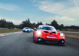 Đại diện cho Porsche Việt Nam tay đua Hoàng Đạt tham dự giải Porsche ARbox Carrera Cup Asia 2026