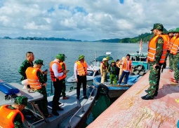 Vụ lật tàu trên biển Bản Sen, Quảng Ninh: Cứu sống 3 người, tìm thấy 1 thi thể