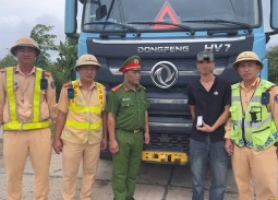 Tài xế xe đầu kéo dương tính với ma túy, giấu 412 viên nghi là ma túy trên xe