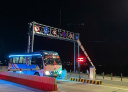 Phương tiện lưu thông nhanh chóng trong ngày đầu thu phí 5 dự án cao tốc Bắc - Nam phía Đông
