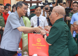 Thủ tướng Lê Minh Hưng thăm và tặng quà thương binh, bệnh binh tại Ninh Bình
