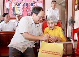Bí thư Tỉnh uỷ Quảng Ninh thăm, tặng quà Mẹ Việt Nam Anh hùng, thương binh và người có công