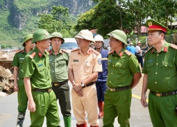 Ấm áp nghĩa tình quân dân giữa tâm lũ Mường Than