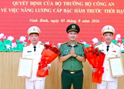 2 Phó Giám đốc Công an tỉnh Ninh Bình được nâng lương cấp bậc hàm trước thời hạn
